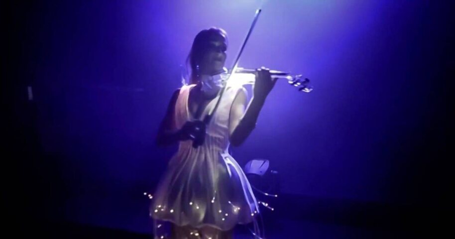 Paola, violoniste électrique, photo de profil sur Lyrium